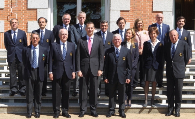 Su Alteza Real el Príncipe de Asturias junto a los miembros de la Junta Directiva del "Real Club de Golf Sotogrande"